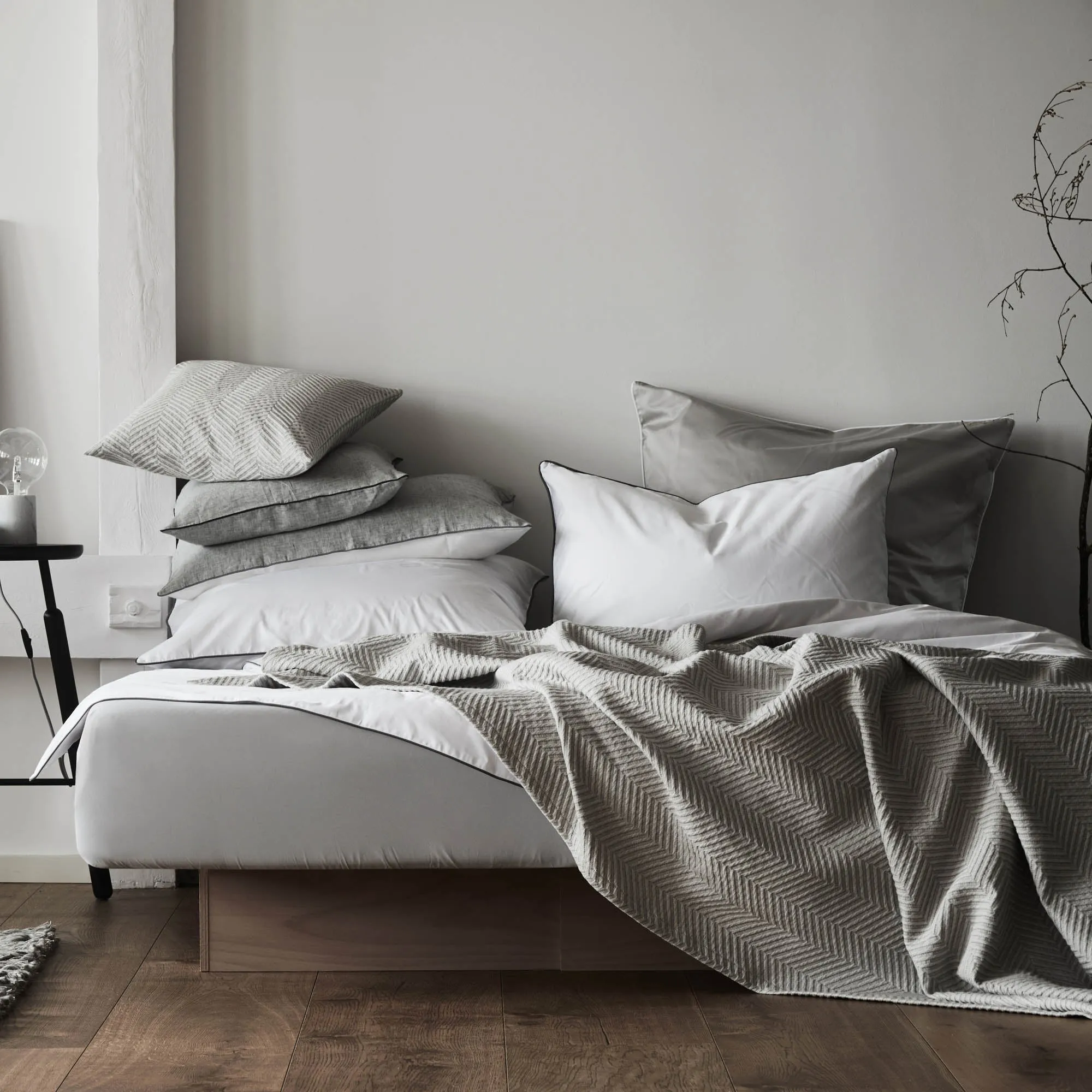 Lanton Bedding [White/Grey]